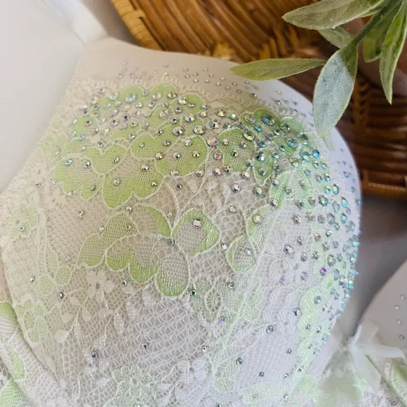 Victoria's Secret Ivory and Lime Bra - Picture 13 of 13